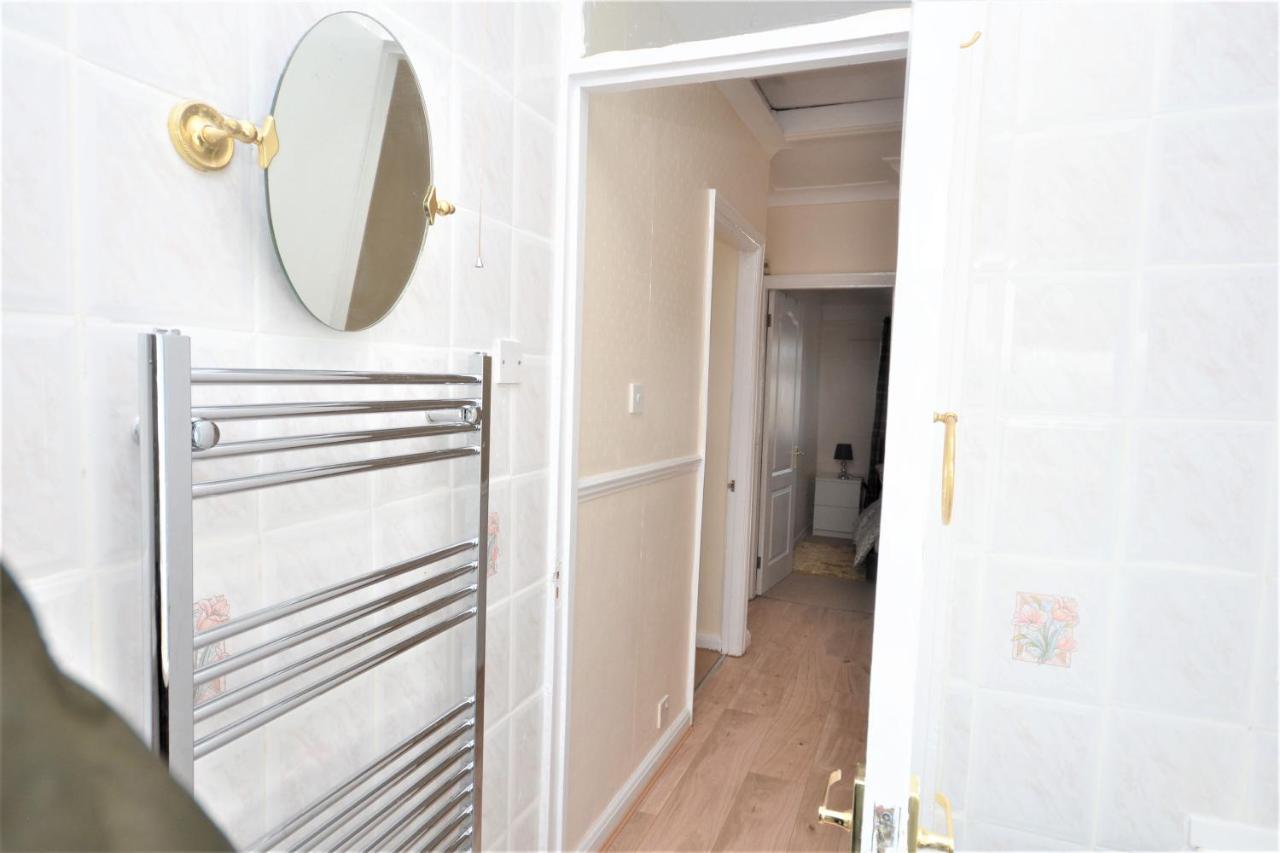 London Deluxe 3 Bedroom House With Parking Space 다게넘 외부 사진