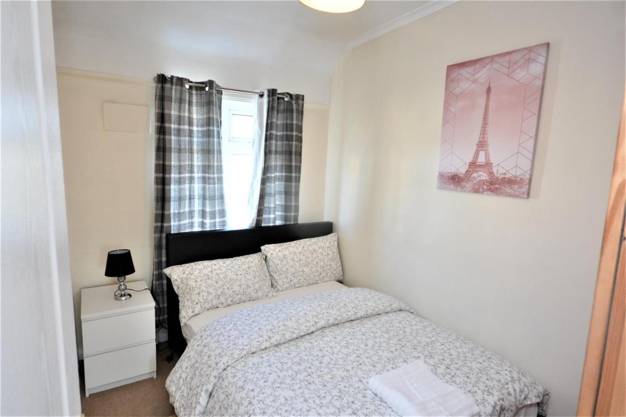 London Deluxe 3 Bedroom House With Parking Space 다게넘 외부 사진