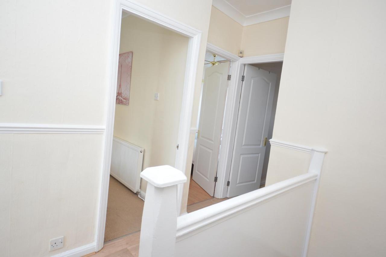 London Deluxe 3 Bedroom House With Parking Space 다게넘 외부 사진
