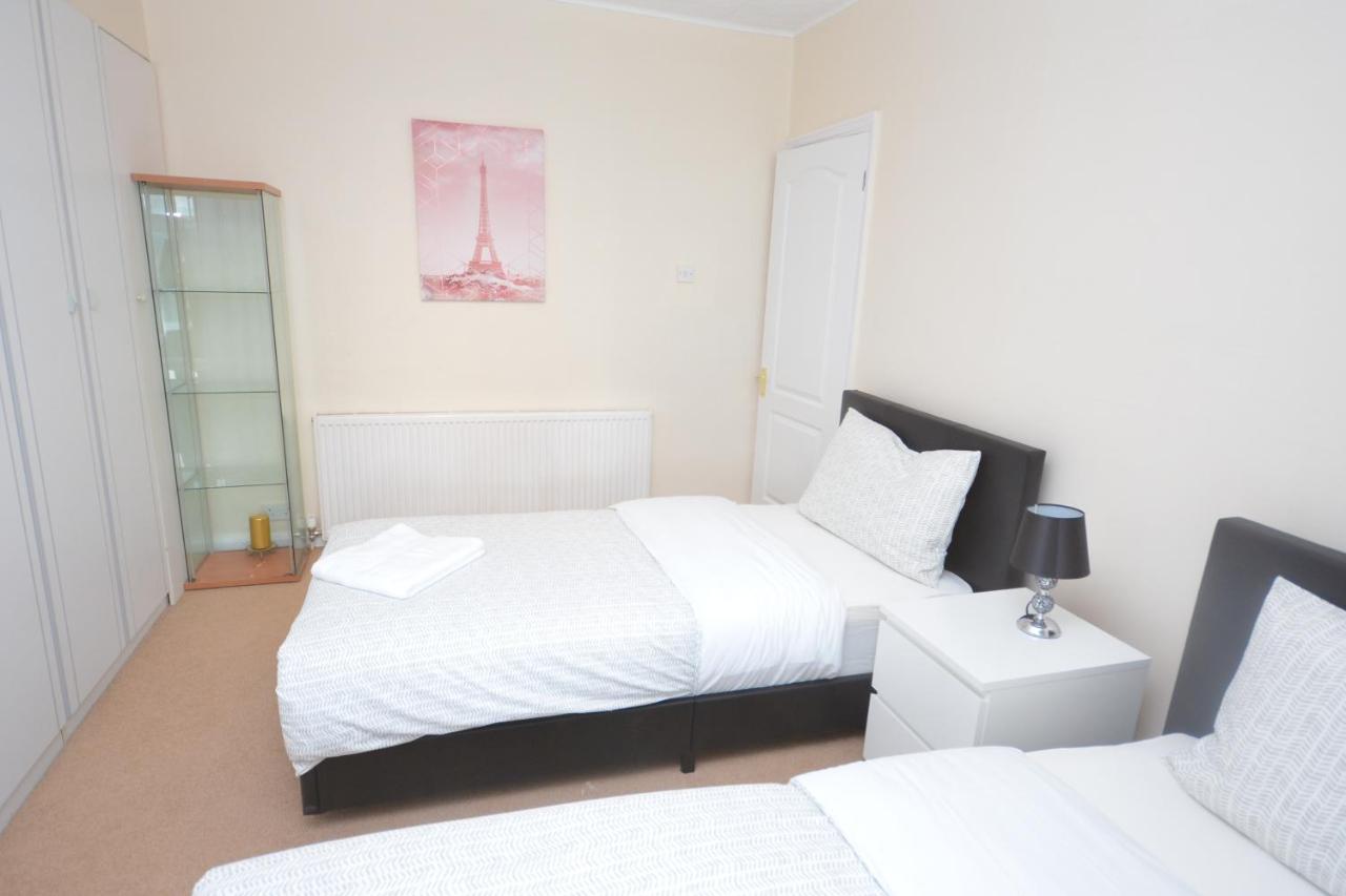 London Deluxe 3 Bedroom House With Parking Space 다게넘 외부 사진