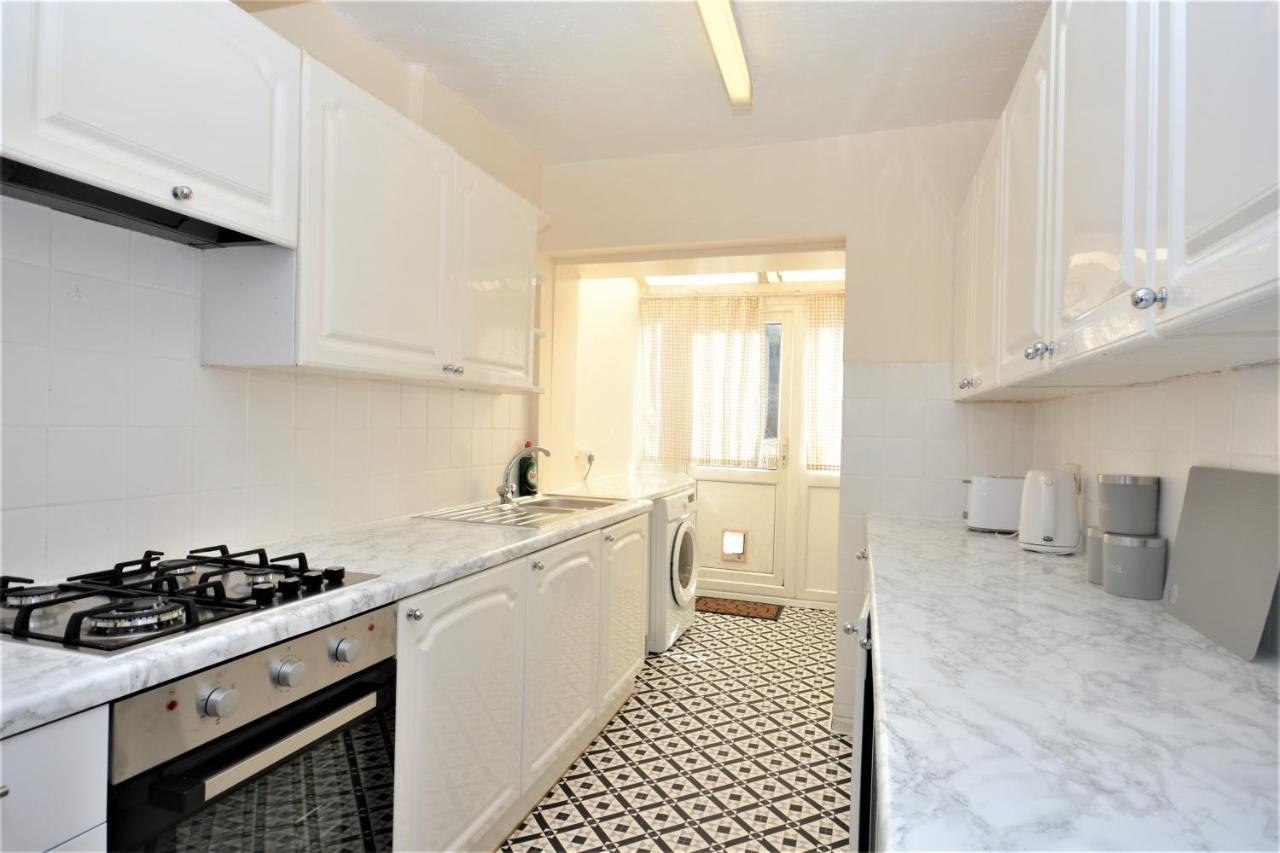 London Deluxe 3 Bedroom House With Parking Space 다게넘 외부 사진