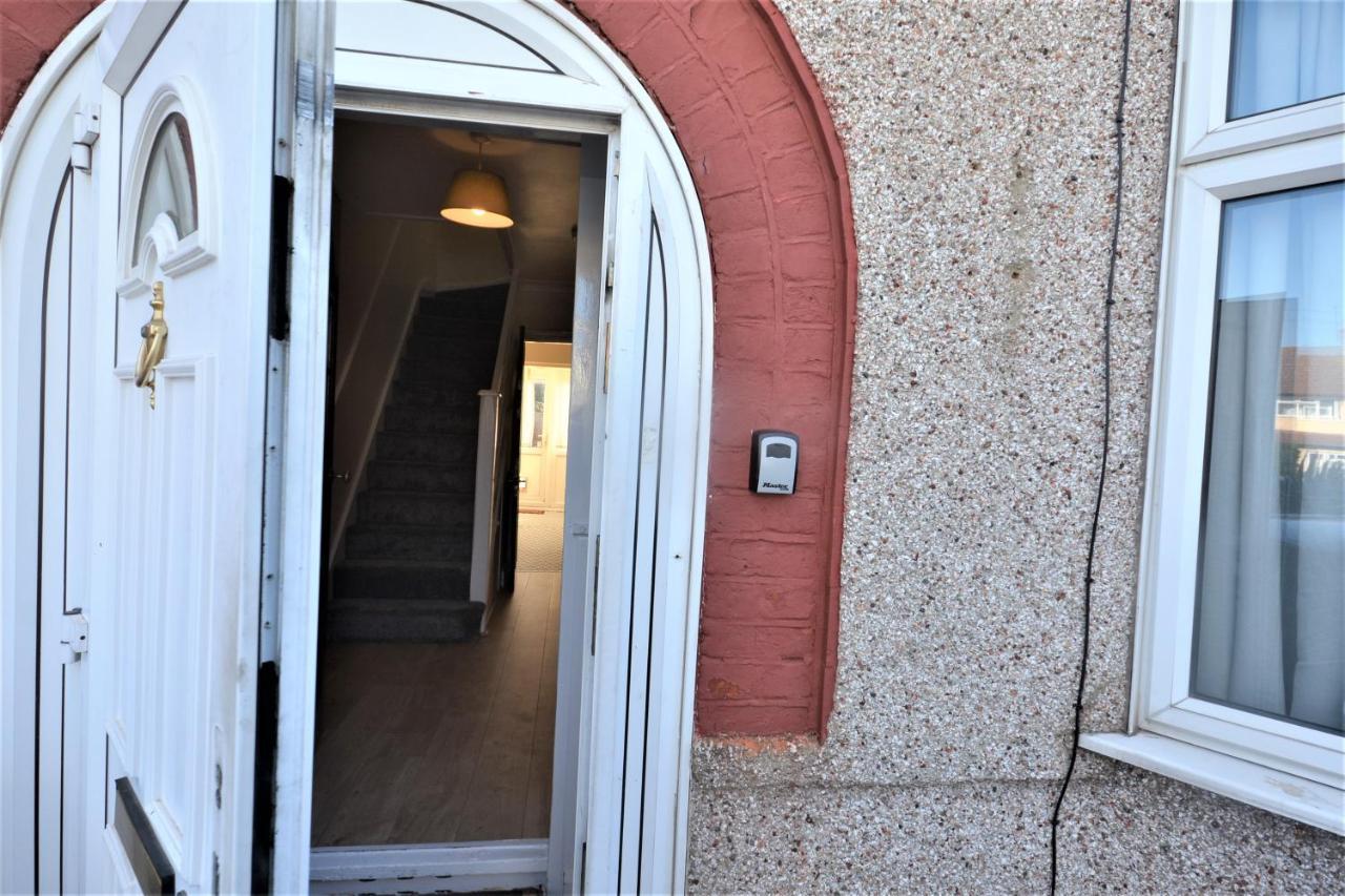 London Deluxe 3 Bedroom House With Parking Space 다게넘 외부 사진
