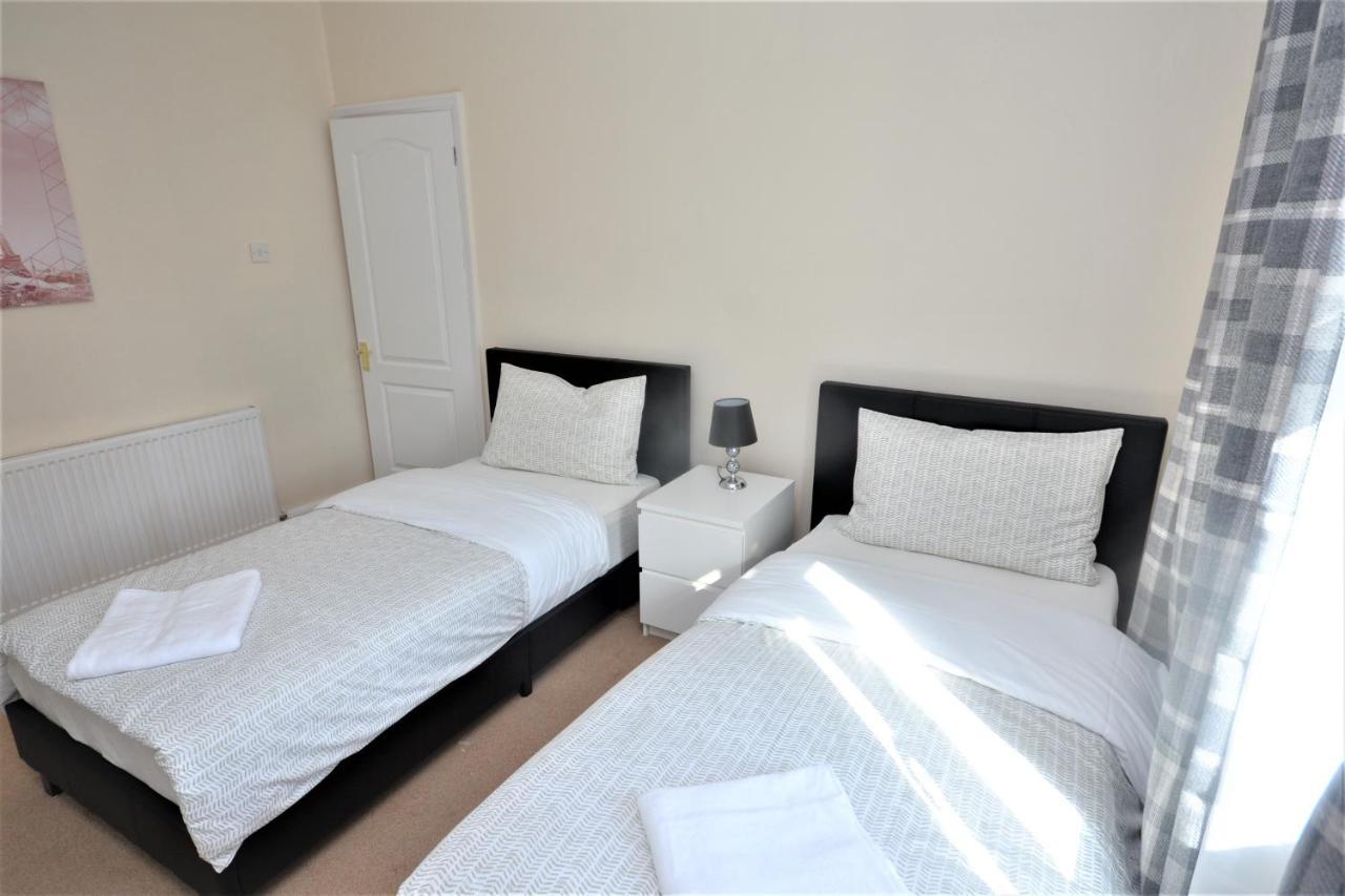 London Deluxe 3 Bedroom House With Parking Space 다게넘 외부 사진
