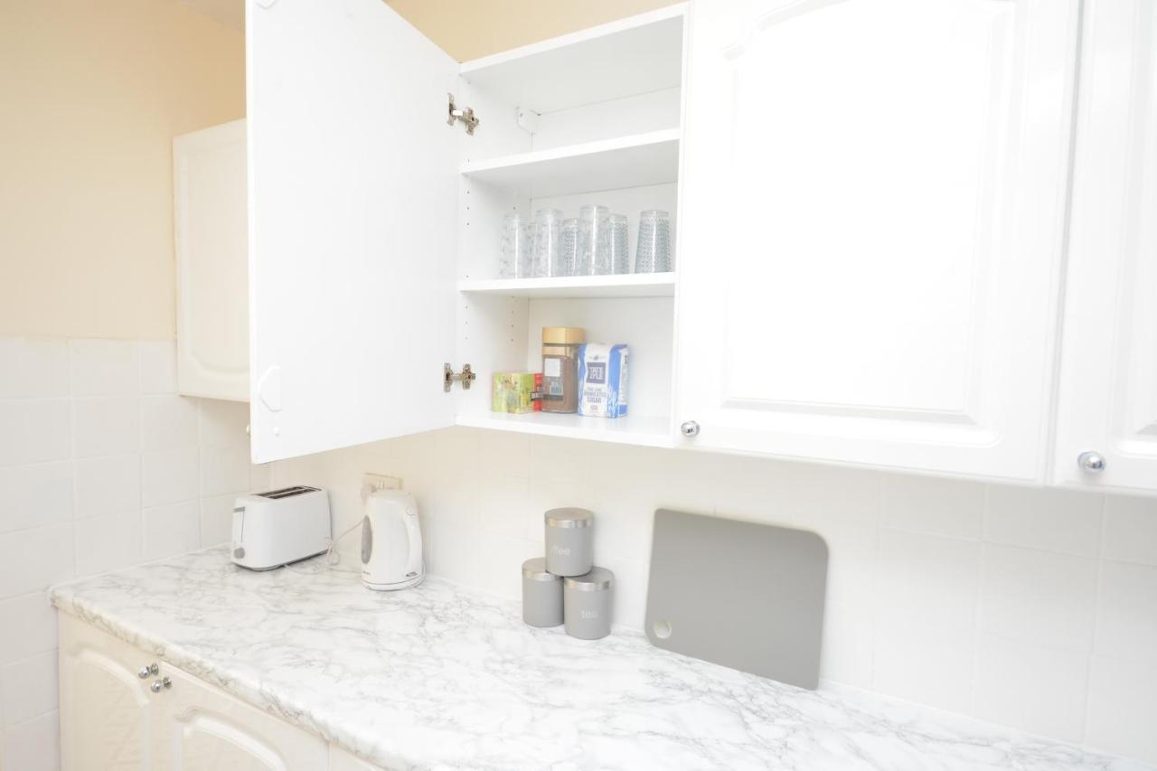 London Deluxe 3 Bedroom House With Parking Space 다게넘 외부 사진
