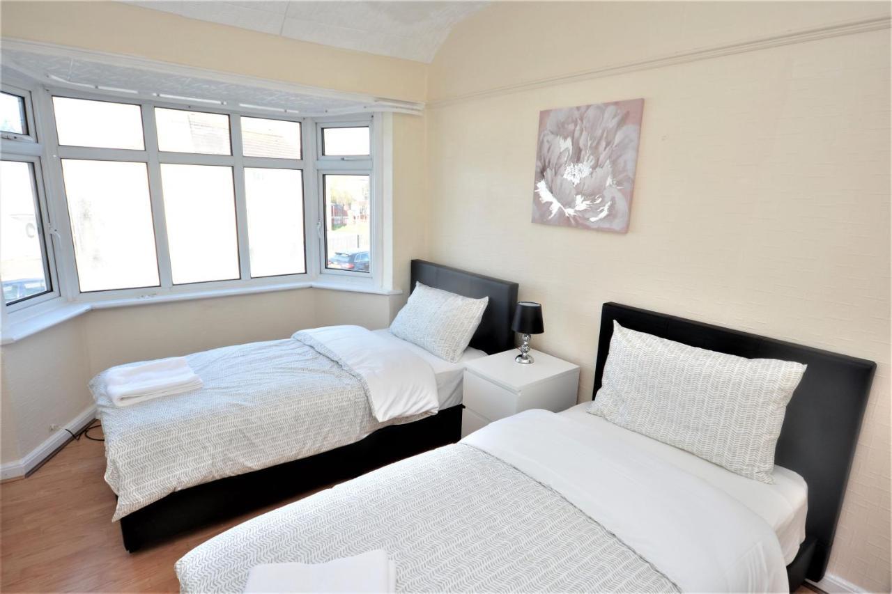 London Deluxe 3 Bedroom House With Parking Space 다게넘 외부 사진